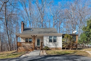 303 Homestead Dr in Forest, VA - Building Photo