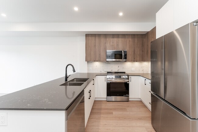 809 Arncote Ave in Victoria, BC - Building Photo - Building Photo