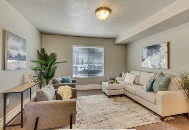 145 E Majestic Elms Pl in South Salt Lake, UT - Building Photo - Building Photo