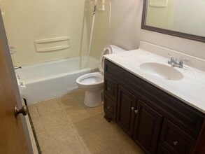 10628 W Bobolink Ave, Unit 8 in Milwaukee, WI - Foto de edificio - Building Photo