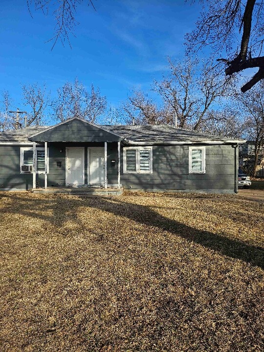 950 N Holyoke Ave in Wichita, KS - Building Photo