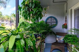 2705 S Oakland Forest Dr in Oakland Park, FL - Foto de edificio - Building Photo