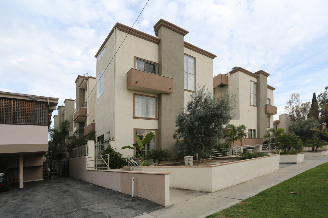 Midvale Plaza Apartments in Los Angeles, CA - Building Photo