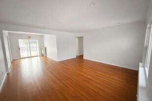 46 Elmira St in Hicksville, NY - Building Photo