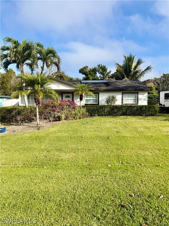 733 Pine Cone Ln in Naples, FL - Building Photo