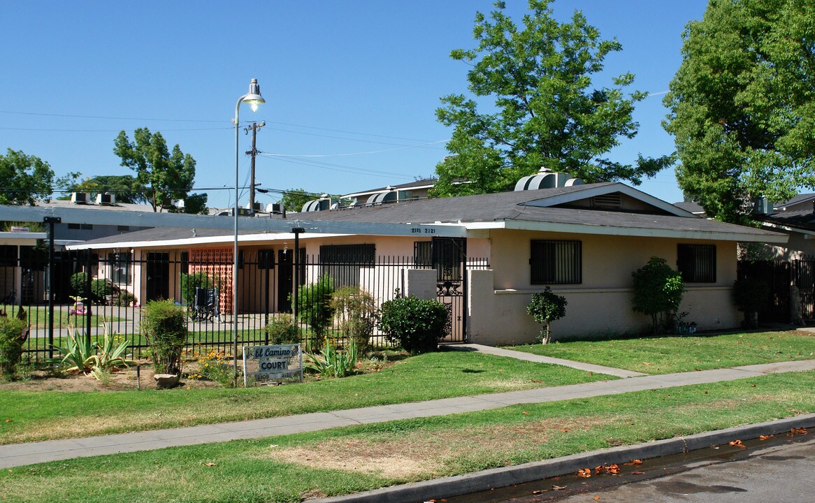 2105 W Princeton Ave in Fresno, CA - Foto de edificio