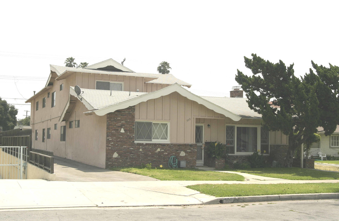 300 N Marguerita Ave in Alhambra, CA - Foto de edificio