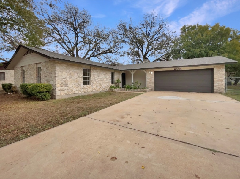 6805 Crystalbrook Dr in Austin, TX - Foto de edificio