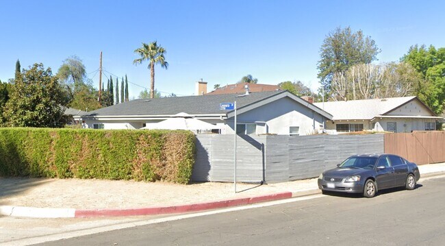 Beautiful 3 bedroom, 2 bath house in Woodl... in Woodland Hills, CA - Building Photo - Building Photo