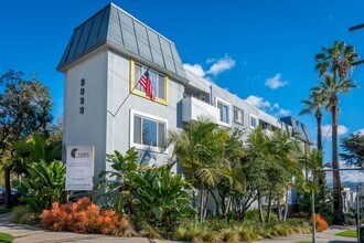 Chateau Los Feliz in Los Angeles, CA - Foto de edificio - Building Photo
