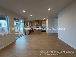 893 NE Sagebrush Dr in Estacada, OR - Building Photo - Building Photo