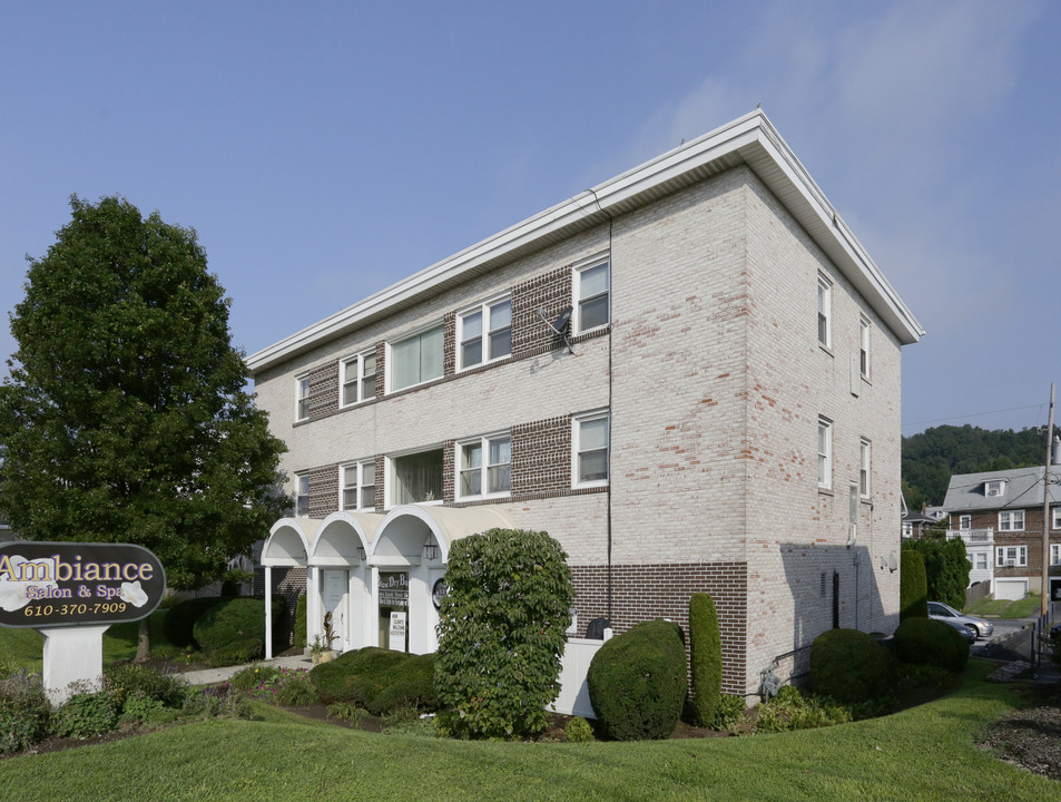 525 E Lancaster Ave in Shillington, PA - Building Photo