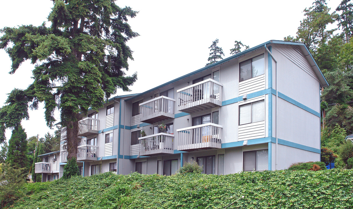 Juanita Bayshore Apartments in Kirkland, WA - Building Photo