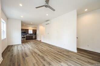 210 W Poplar St in San Antonio, TX - Building Photo - Building Photo