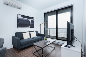 1004 Rue de la Montagne in Montréal, QC - Building Photo - Building Photo