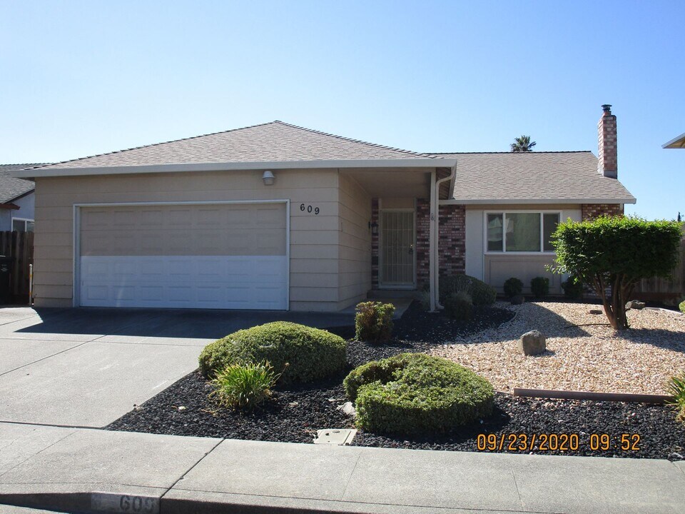 609 Decoy Ln in Suisun City, CA - Foto de edificio