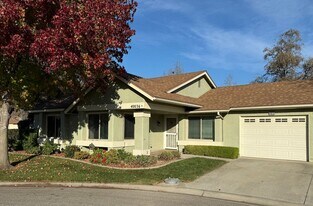 40036 Village 40 in Camarillo, CA - Building Photo