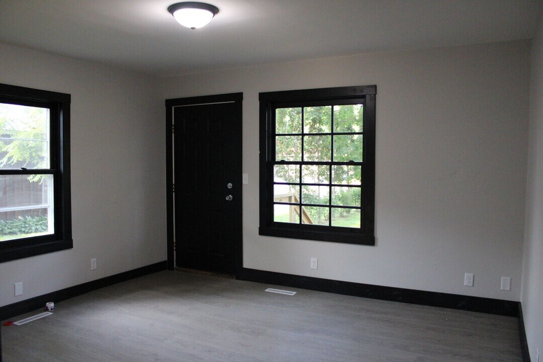 313 S 6th St in Cornell, WI - Building Photo