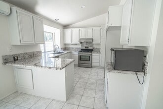 22514 Poplar St in Santa Clarita, CA - Building Photo - Building Photo