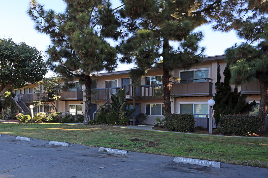 Corals Apartments in Encinitas, CA - Building Photo