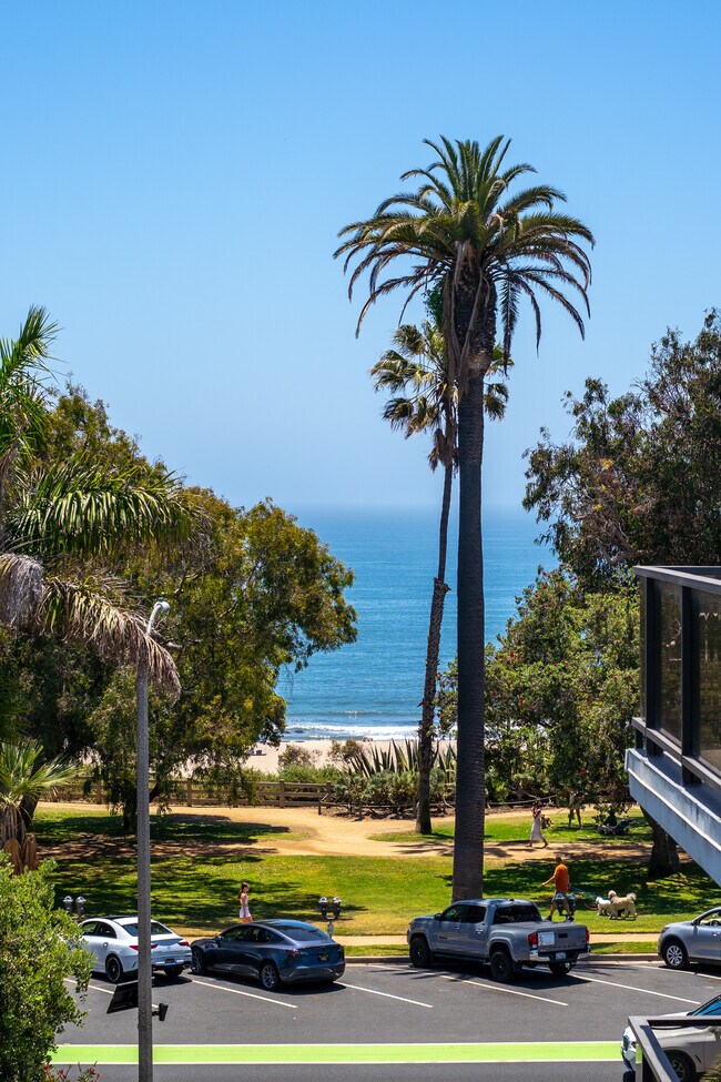 833 Ocean Ave, Unit 304 in Santa Monica, CA - Building Photo - Building Photo