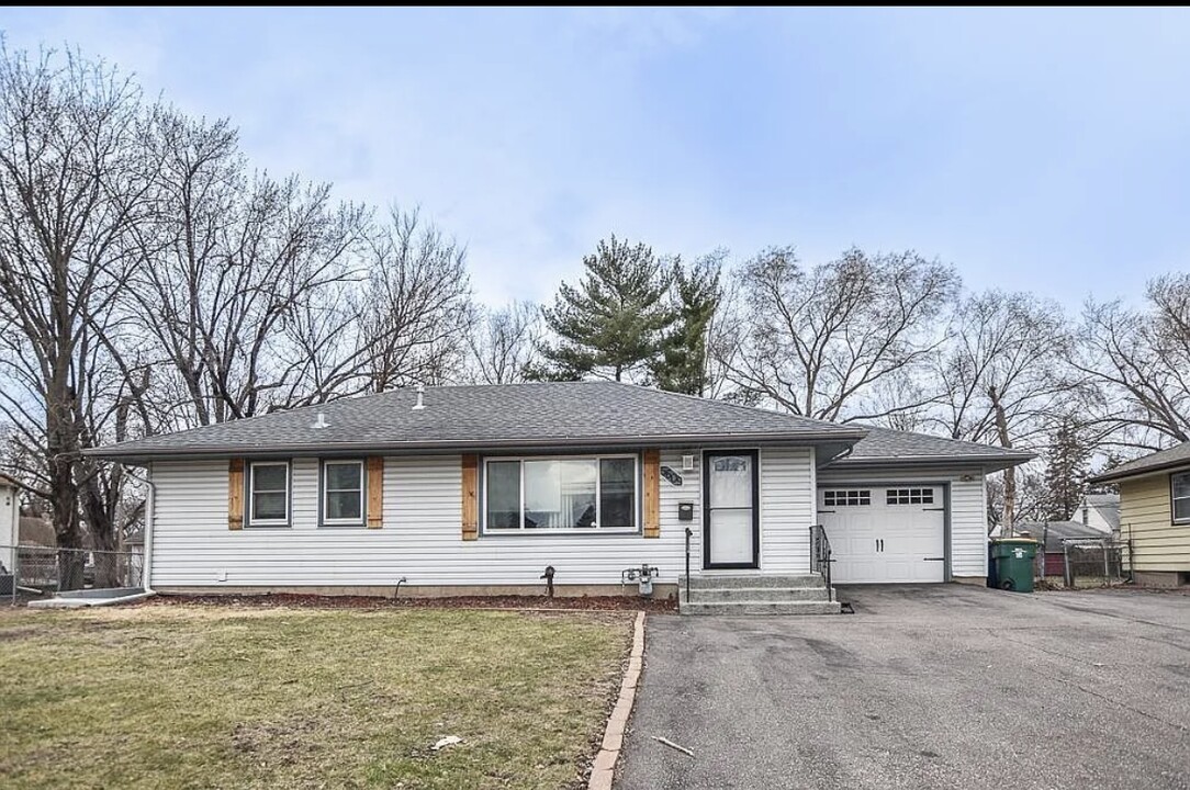 5609 Bryant Ave N in Minneapolis, MN - Building Photo