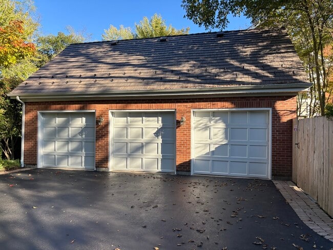 1021 W Old Ml Rd in Lake Forest, IL - Building Photo - Building Photo