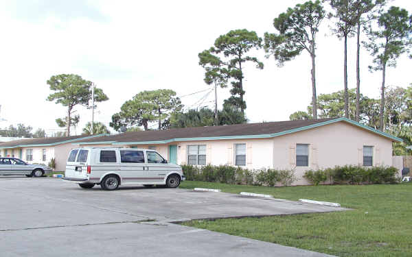 Bloomfield Hills Apartments in West Palm Beach, FL - Building Photo