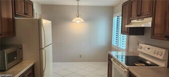 221 Fox Glen Dr in Naples, FL - Building Photo