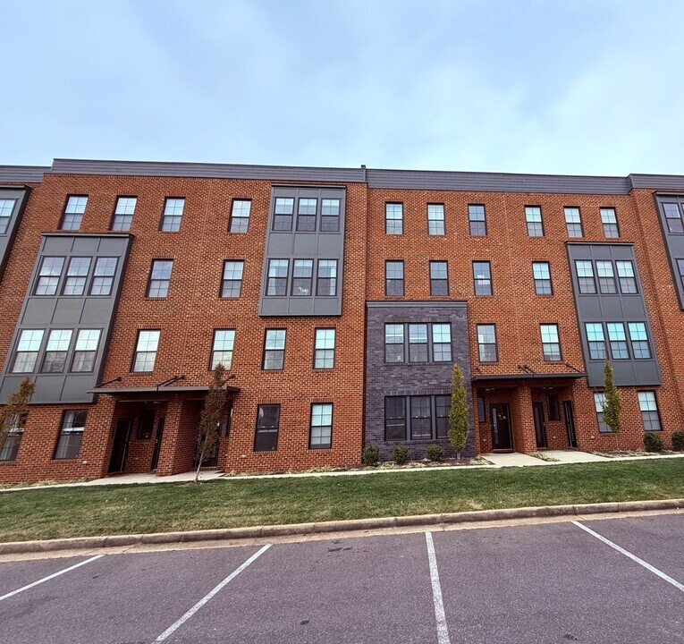 2435 Ownby Ln in Richmond, VA - Building Photo