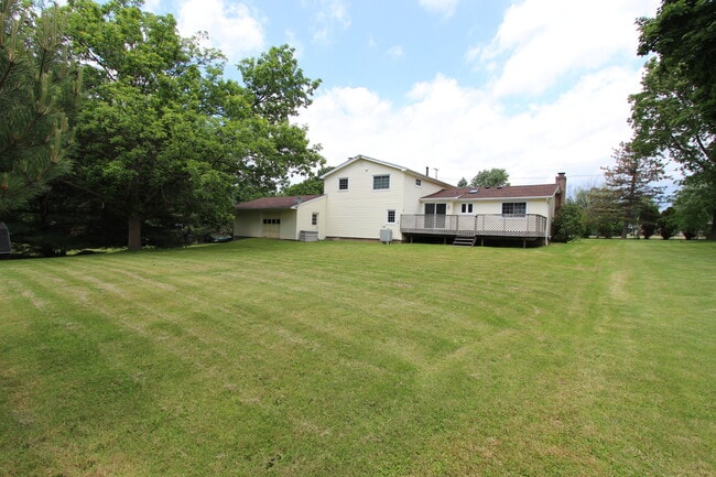 1553 Ayrault Rd in Fairport, NY - Building Photo - Building Photo