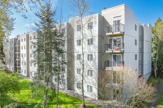 West Mall Place Apartment Homes in Everett, WA - Building Photo - Building Photo