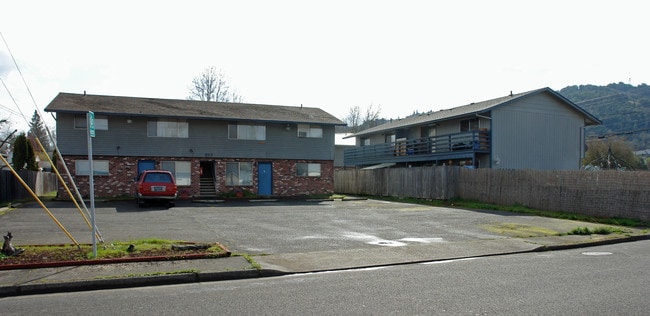 577-587 W Berdine St in Roseburg, OR - Building Photo - Building Photo