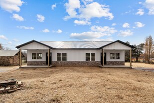 200-202 3rd St in Dickson, TN - Building Photo