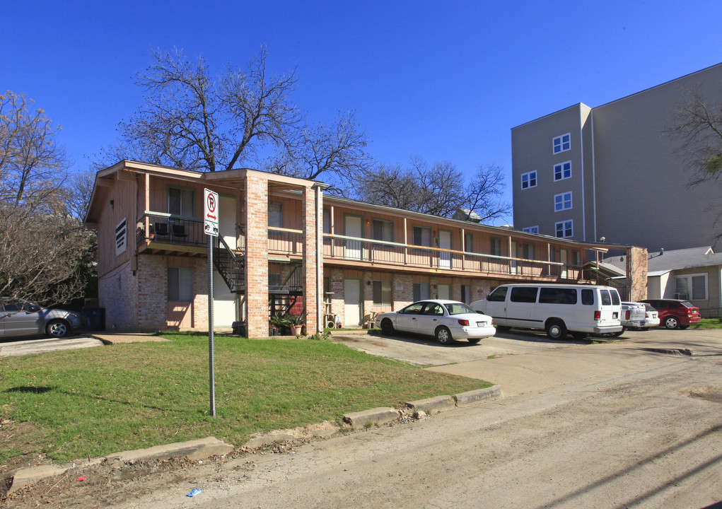 Conquistador Apartments in Austin, TX - Building Photo