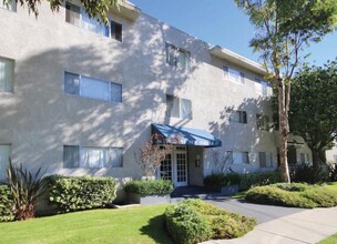 13951 Moorpark St in Los Angeles, CA - Foto de edificio - Building Photo
