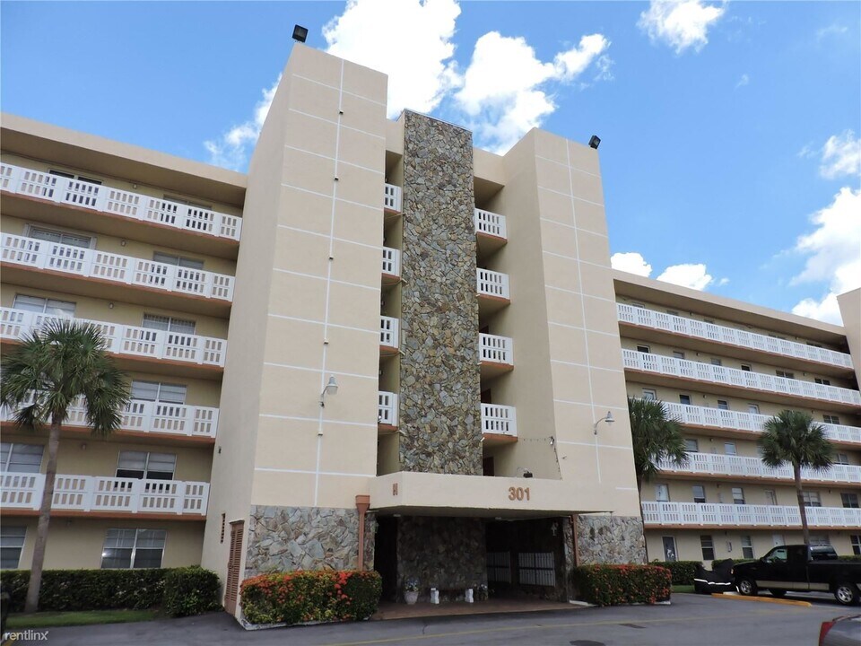 301 SE 3rd St-Unit -Apt 110 in Dania Beach, FL - Foto de edificio