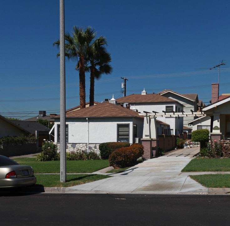 731 E Orange Grove Ave in Burbank, CA - Building Photo