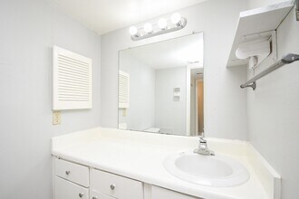 8433 Hearth Dr, Unit 1 in Houston, TX - Building Photo - Building Photo