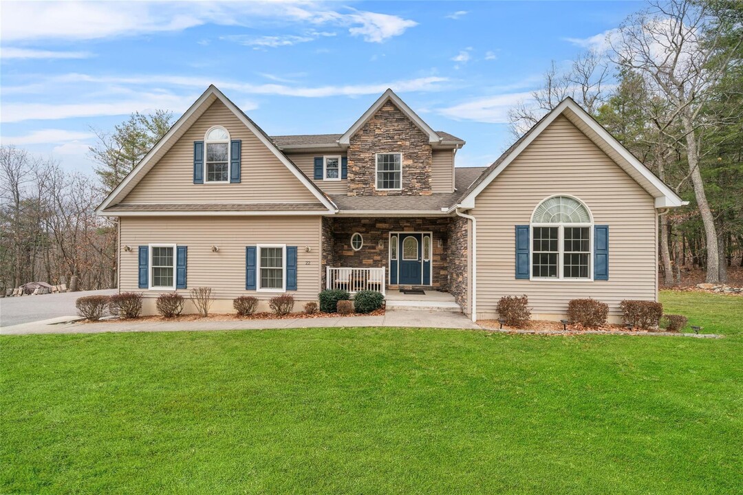22 Apple Hill Dr in Woodbury, NY - Building Photo