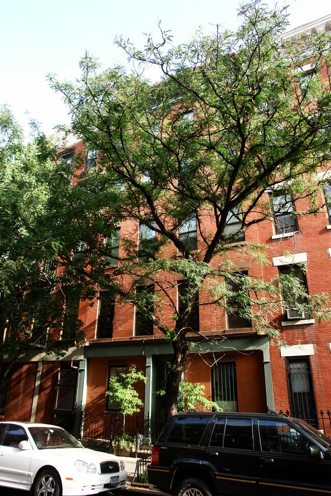 419 W 48th St in New York, NY - Building Photo - Building Photo