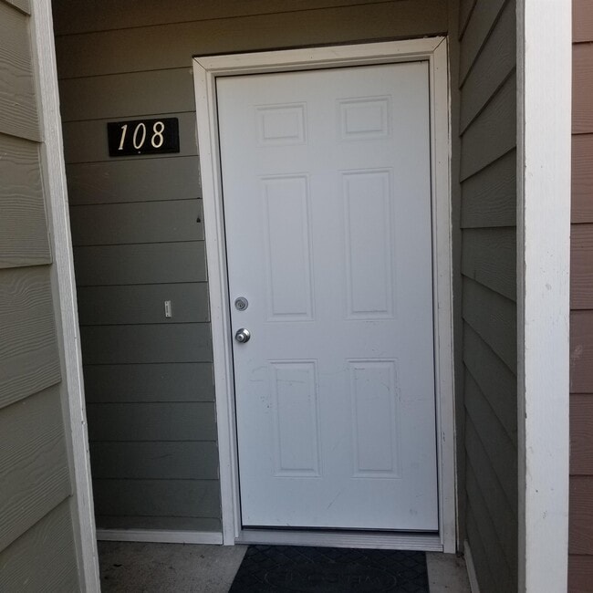 9917 Holly Dr in Everett, WA - Foto de edificio - Building Photo