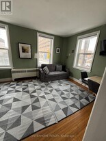 51 Queen St E in Brampton, ON - Building Photo