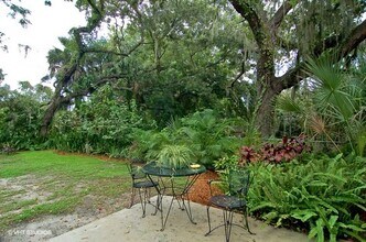 2400 Ixora Ave in Sarasota, FL - Building Photo - Building Photo