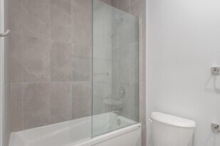 5775 Maisonneuve Blvd W in Montréal, QC - Building Photo