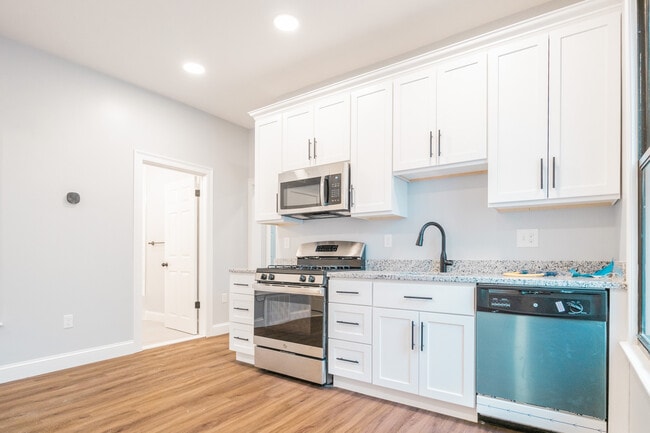 344 Saratoga St, Unit 1 in Boston, MA - Foto de edificio - Building Photo