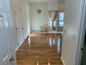 285 Dorchester St, Unit 1 in Boston, MA - Foto de edificio - Building Photo