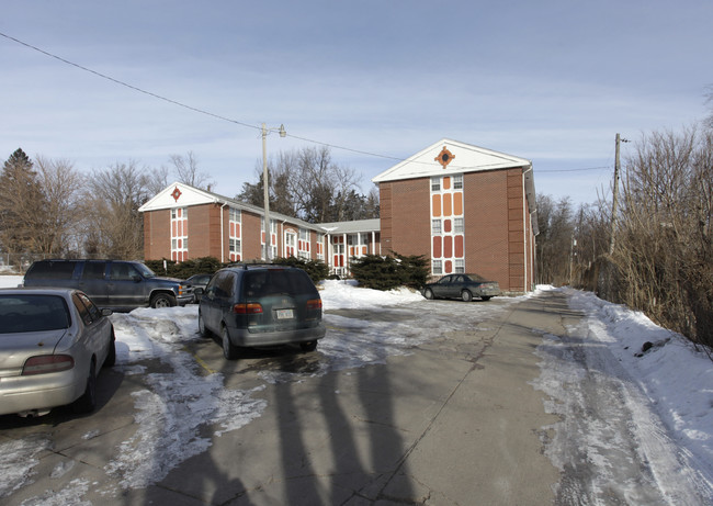 Colonial Court Apartments in Omaha, NE - Building Photo - Building Photo