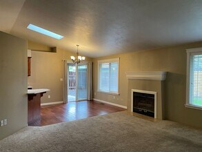 890 Westrop Dr in Central Point, OR - Building Photo - Building Photo