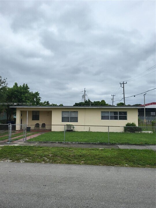 755 NW 84th St in Miami, FL - Building Photo